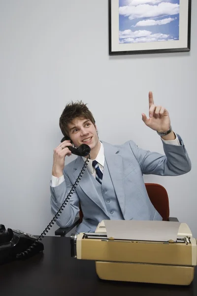 İş adamı telefonda ofiste. — Stok fotoğraf