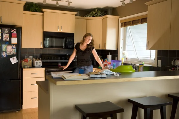 A Woman In A Kitchen — Stock Photo, Image