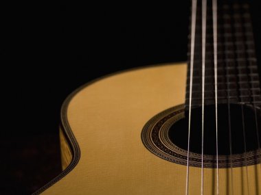Akustik gitarın yakın plan görüntüsü