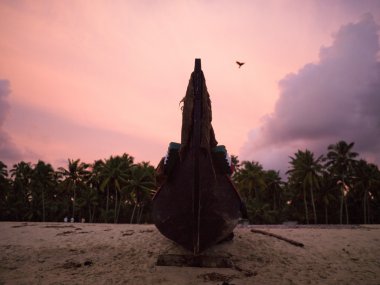 Tekne kıyıda, Arap Denizi, Kerala, Hindistan
