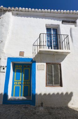macharaviaya, malaga Eyaleti, İspanya. Sarı ve mavi kapılı evde
