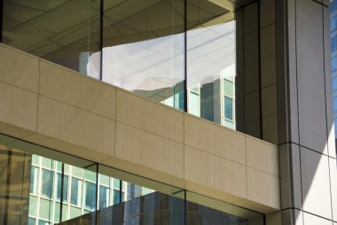 bir binanın pencereleri