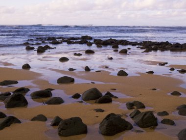 kayalar dağınık beach, Hanalei'deki Körfezi, kauai, hawaii