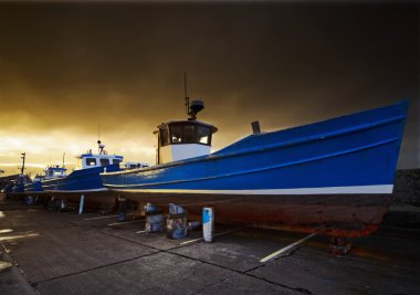 balıkçı tekneleri sudan kış, seahouses, northumberland, İngiltere
