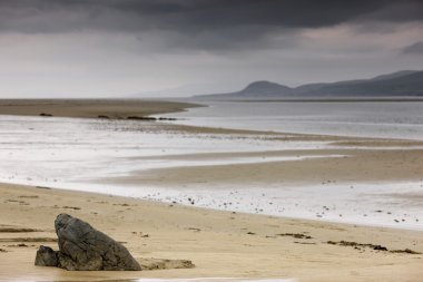Islay, İskoçya. fırtına bulutları bir plaj üzerinde