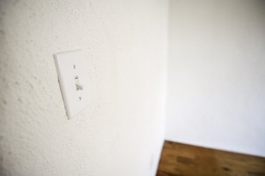 beyaz duvarları, beyaz lightswitch ve ahşap yerde boş oda