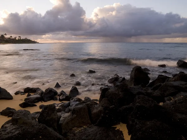 Skály na pobřeží, poipu, kauai, Havaj — Stock fotografie