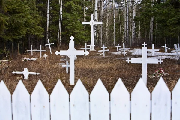 Kors i en kyrkogård — Stockfoto