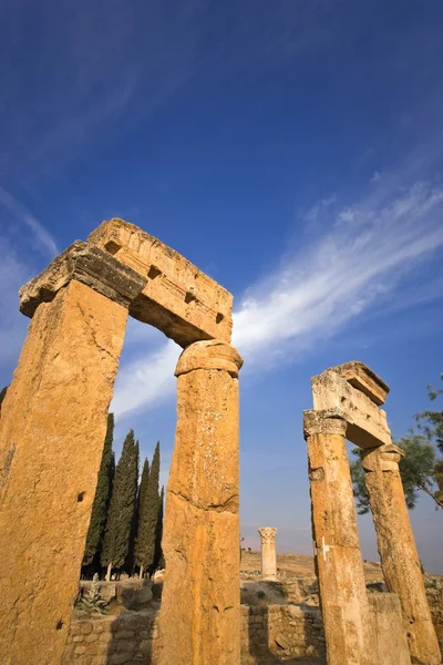 The Ruins Of Columns And Buildings On Frontinus Street In Hierapolis, Turkey — Stock Photo, Image