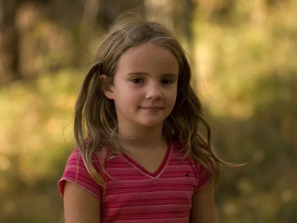 Ritratto di giovane ragazza all'aperto, Lago dei boschi, Ontario, Canada — Foto Stock