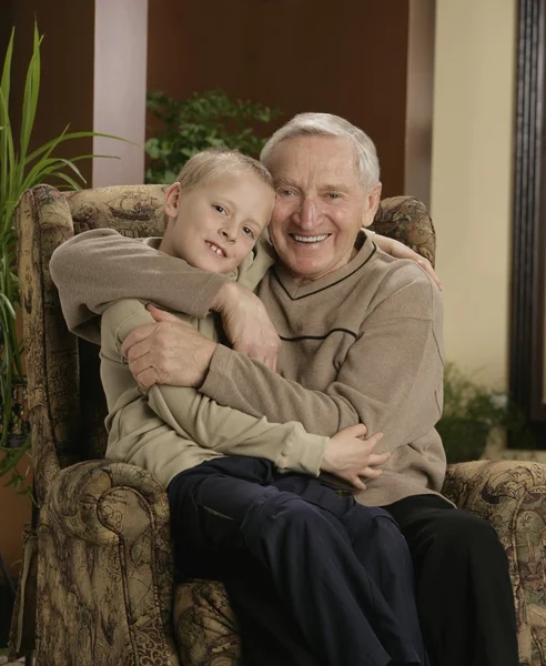 Grootvader knuffelen kleinzoon — Stockfoto