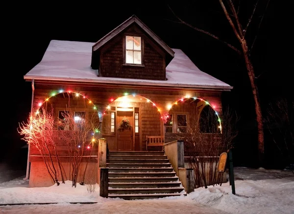 Haus mit Weihnachtsbeleuchtung — Stockfoto