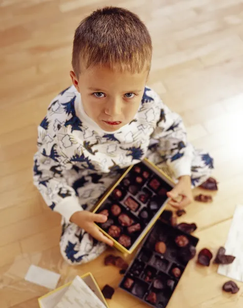 チョコレートの箱に少年 — ストック写真