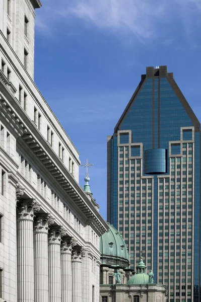 Montreal, Quebec, Canada. Architectural Detail Of Sunlife Building And Basilique Marie-Reine-Du- Monde Cathedrale — Stock Photo, Image