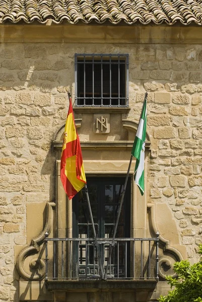 Úbeda, Andaluzia, Espanha. Edifício público que voa as bandeiras espanholas e andaluzes — Fotografia de Stock