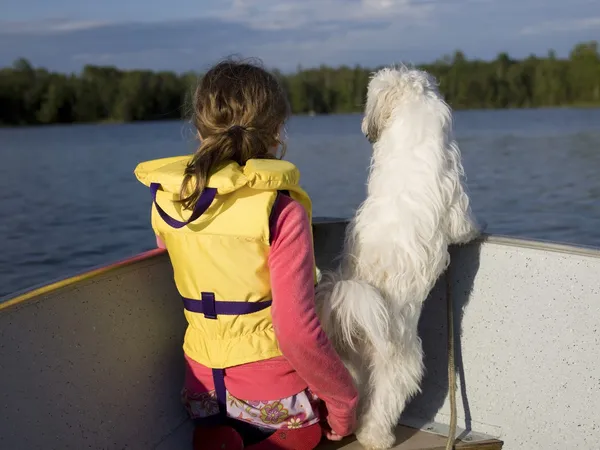 少女とボートに乗って犬 — ストック写真