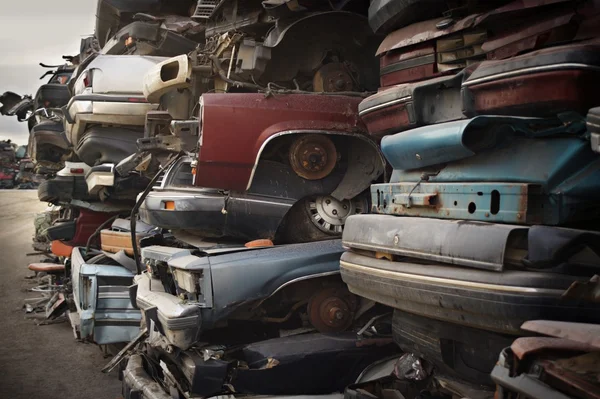 Montones de coches aplastados — Foto de Stock