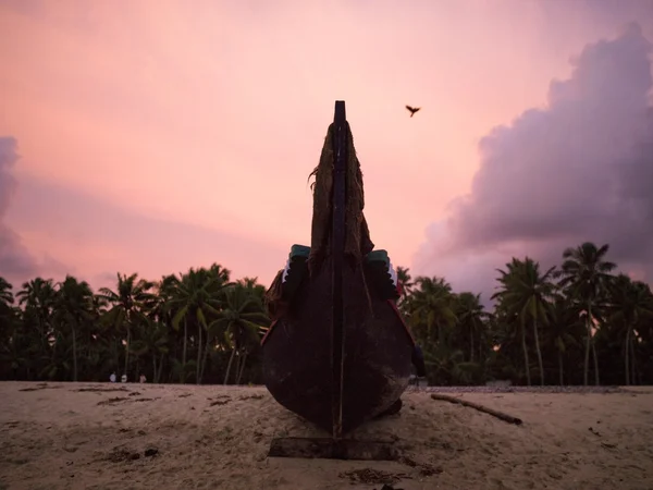 Loď na břehu, Arabské moře, Kerala, Indie — Stock fotografie