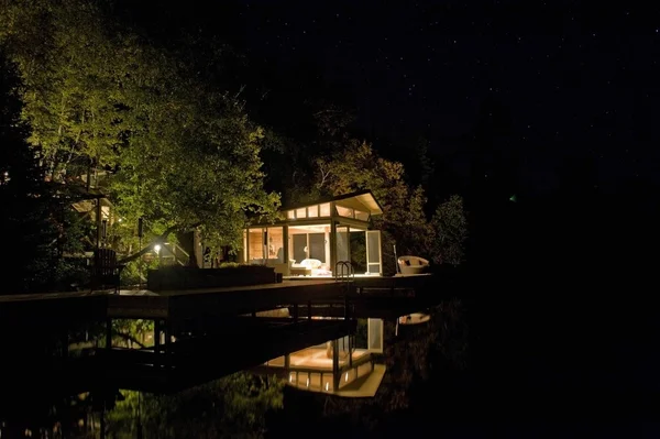 Cottage Lit Up At Night, Lake Of The Woods, Ontário, Canadá — Fotografia de Stock