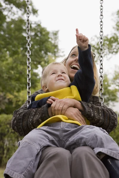 Madre e figlio su un swing — Foto Stock