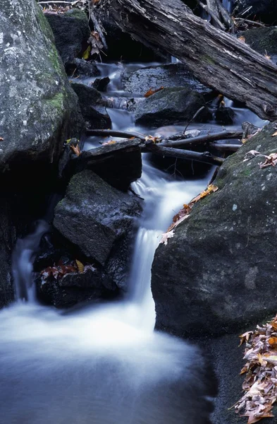 Stromend water — Stockfoto