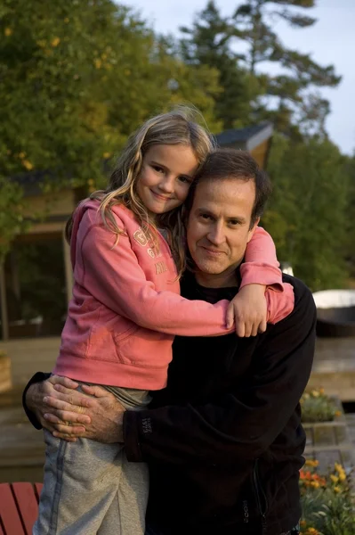 父亲和女儿拥抱在户外，湖的树林，安大略省，加拿大 — 图库照片