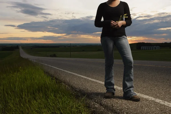 Mulher de pé no lado da estrada — Fotografia de Stock