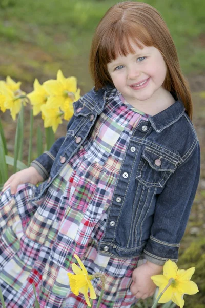Little Girl With Daffodils — Stock Photo, Image