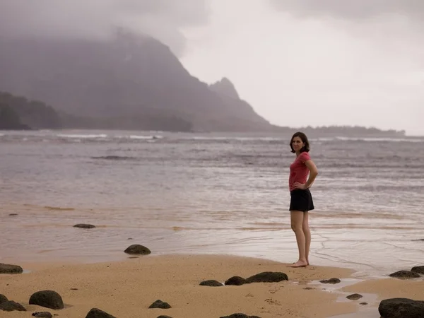 Woman Standing By Seashore, Hanalei Bay, Kauai, Hawaii, USA — Stock Photo, Image