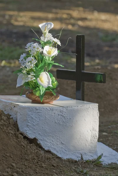 Blumen auf dem Grab — Stockfoto