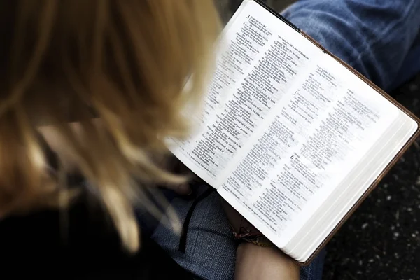 Frau liest die Bibel — Stockfoto