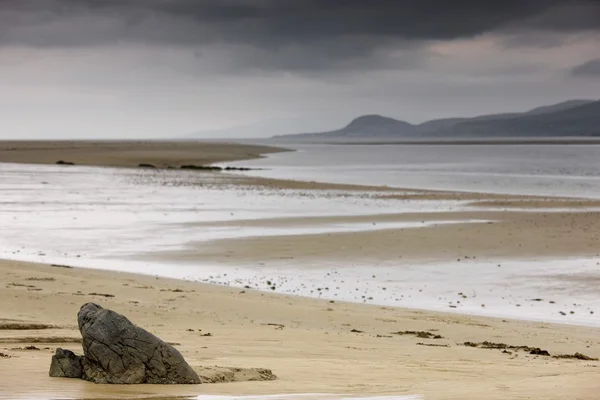 Islay, Szkocja. burzowe chmury na plaży — Zdjęcie stockowe