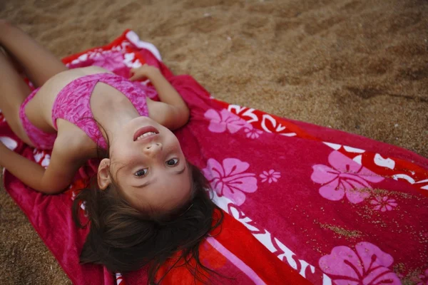 Menina na praia — Fotografia de Stock