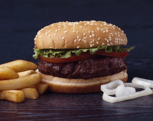 Beefburger,Chips And Onions — Stock Photo, Image