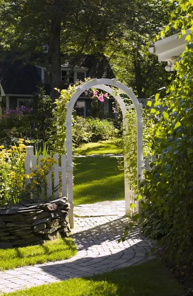 Archway in tuin — Stockfoto