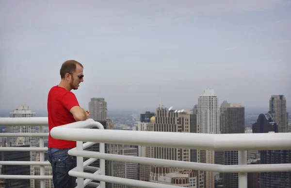 A Man Viewing Downtown Chicago — Stock Photo, Image