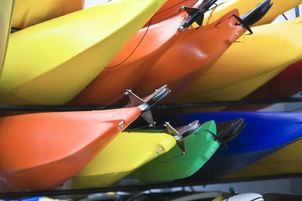 Kayaks de colores brillantes —  Fotos de Stock