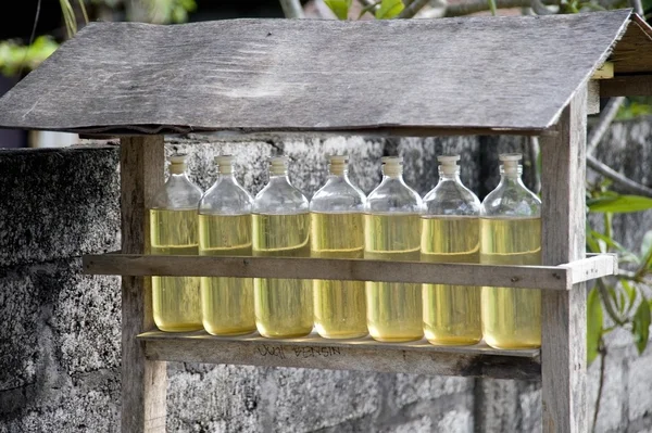 Nusa Dua, Bali, Indonesia. Bottiglie di olio — Foto Stock