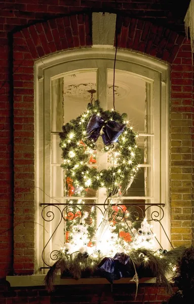 Decoraciones de Navidad en una ventana —  Fotos de Stock