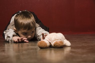 oyuncak ayı için ulaşan yerde sürünen toddler