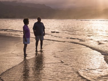 op het strand in kauai, Hawaï, usa (echt) paar