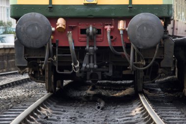 bir tren raylarda