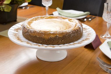 Beyaz çanak üzerinde Cheesecake