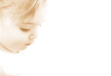 Çocuk aşağı bakıyor