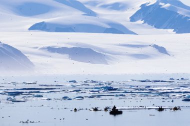 nunavut, Kanada kıyıları açıklarında buz berg tarafından kanocu