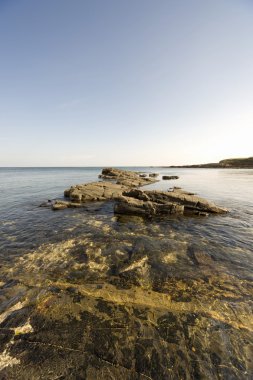 Kayalıklar tarafından shore sığ suda