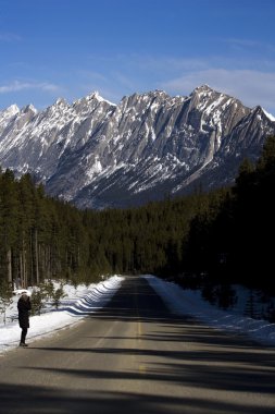 maligne Sıradağları, alberta, Kanada karayolu yanında kişi