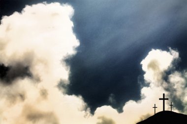 Üç tepe ve dramatik bulutlar üzerinde haçlar