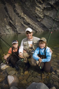 Baba ve oğulları bir dağ sinek Balıkçılık nehir, nordegg, alberta, Kanada