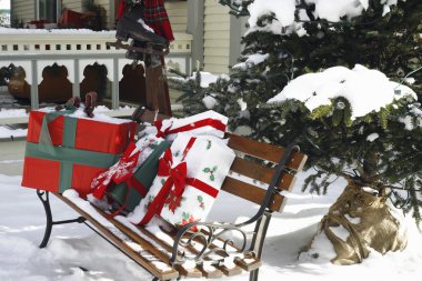 Noel hediyeleri bir parkta bankta